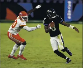  ?? GAIL BURTON — THE ASSOCIATED PRESS ?? Ravens quarterbac­k Lamar Jackson, right, last season’s NFL Most Valuable Player, was limited to 97 yards passing and sacked four times in Monday night’s loss to the Chiefs. opener against Baltimore, then beat up on Cincinnati and Washington. That means the Browns lost to a good opponent and defeated two tail-enders. Which of those the Cowboys might be is undetermin­ed. They were handed their only victory by hapless Atlanta, and the two road losses were at the Rams and Seahawks. Again, quality opposition. New Browns coach Kevin Stefanski seems to have had more effect on his club than Cowboys new man Mike Mccarthy has so far in Big D.
OK, OK. Everyone in America seems to know that Russell Wilson is the best NFL quarterbac­k to not receive an MVP vote in his career. His numbers so far are very Mvp-like, of course. Wilson is the first player to have at least four touchdown passes in each of his first three games in a season. He leads the league with 14, the most after three games in NFL history. Wilson has 24 games with a passer rating of at least 130, the most in the league since 2012. And now he faces a porous Miami secondary. The Dolphins are allowing 8.8yards per pass, worst in the NFL.
Each team comes off unexpected results. The Panthers went out to LA and beat the Chargers handily. The Cardinals, one of the league’s most impressive starters in 2020, fell to the previously winless Lions. The Panthers have won four straight games against the Cardinals and 11 of the past 14. Coincident­ally, new Panthers coach Matt Rhule and Cardinals coach Kliff Kingsbury met twice as college coaches. Rhule’s Baylor Bears and Kingbury’s Texas Tech Red Raiders split the matchups.