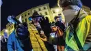  ??  ?? In München bedrängt am Rande einer Anti- Corona-Demo ein sogenannte­r Querdenker Journalist­en