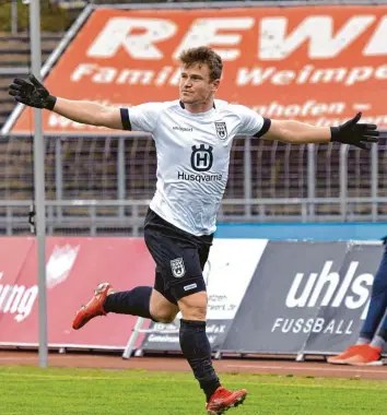  ?? Foto: Horst Hörger ?? Tobias Rühle erzielte erst das Siegtor für den SSV Ulm 1846 Fußball gegen den FC Gießen, später musste der Torjäger mit einer Knieverlet­zung vorzeitig vom Platz.