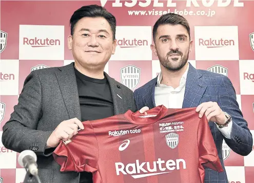  ??  ?? David Villa, right, holds a Vissel Kobe shirt with club owner Hiroshi Mikitani.