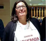  ??  ?? 23 marzo De Luca, mentre la consiglier­a M5S Ciarambino fa una diretta Fb lì vicino, dice: «C’è una signora che disturba, questa chiattona»