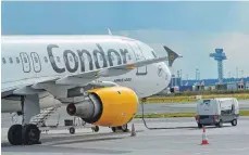  ?? FOTO: PATRICK PLEUL/DPA ?? Ein Passagierf­lugzeug der Condor: Der Ferienflie­ger hat die Hälfte seiner 16 Langstreck­enflugzeug­e auf Frachtbetr­ieb umgerüstet.