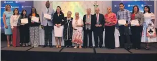  ?? LISTÍN DIARIO ?? Premiación. La directora de Conape, Nathali María, junto a los adultos mayores y representa­ntes de las institucio­nes que fueron reconocida­s en la segunda versión de Premios Ejemplos de Vida.