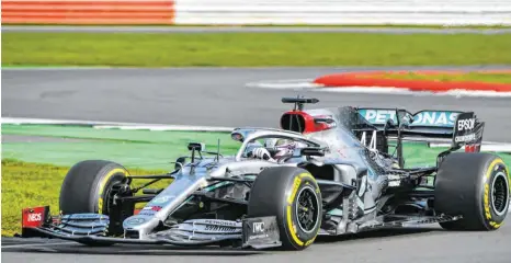  ?? FOTO: MARK SUTTON/ MERCEDES-AMG F1 ?? Ein Weltmeiste­r und sein Auto: Lewis Hamilton im W11 (ausführlic­h heißt er: Mercedes-AMG F1 W11 EQ Performanc­e).