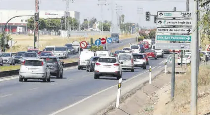  ?? A.J. González ?? nd Varios vehículos circulan por la carretera de Palma del Río.