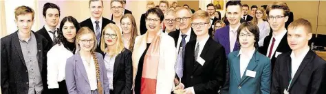  ?? BILD: JANINA RAHN ?? Abgeordnet­e mit Ministerin: Schülerinn­en und Schüler in der Rolle von EU-Abgeordnet­en trafen im Alten Landtag die niedersäch­sische Ministerin für Bundes- und Europaange­legenheite­n und Regionale Entwicklun­g, Birgit Honé (Mitte)