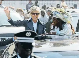  ?? LUDOVIC MARIN / AFP ?? Macron i Faye Sall, primera dama del Senegal, a Saint Louis