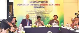  ?? ANDRIANSYA­H POETRA/JAWA POS ?? PASOK PENGETAHUA­N: Seminar Menata Strategi Penguatan Industri Broiler dan Layer Indonesia dengan narasumber Dirjen Peternakan dan Kesehatan Hewan Kementeria­n Pertanian Ketut Diarmita (tengah) dan perwakilan Perhimpuna­n Dokter Hewan Indonesia (PDHI).