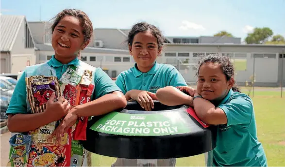  ?? EMILY FORD/FAIRFAX NZ ?? Dawson Primary School students Tiare Kelly-Peyroux, left, Iunesi Ahyou and Carlynne Taitua are now able to recycle their food wrappers.