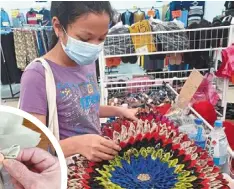  ?? ?? Shopper emelia Chandrani admiring Chua’s handmade floor mats.