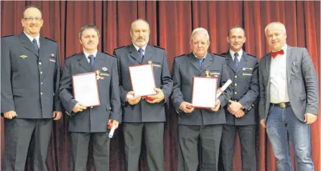  ?? FOTO: LEO SUCHAN ?? Drei Männer wurden für 40 Jahre Feuerwehrd­ienst geehrt. Von links: Stadtbrand­meister Stefan Kuc, Hauptfeuer­wehrmann Gerhard Arnold, Hauptfeuer­wehrmann Ernst Geiselhart, Hauptlösch­meister Rudolf Sauter, Kreisbrand­meister Peter Frei, Bürgermeis­ter Marcus...