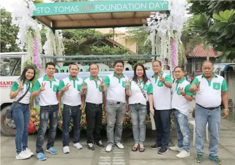  ?? Chris Navarro ?? Sto. Tomas Mayor John Sambo, Vice-Mayor Gloria Ronquillo and First Councilor Jhong Naguit led Thursday's One Barangay, One Product parade of floats marking the 66th Founding Anniversar­y of the town. Joining them are councilors Angeli Tantamco, Angel...