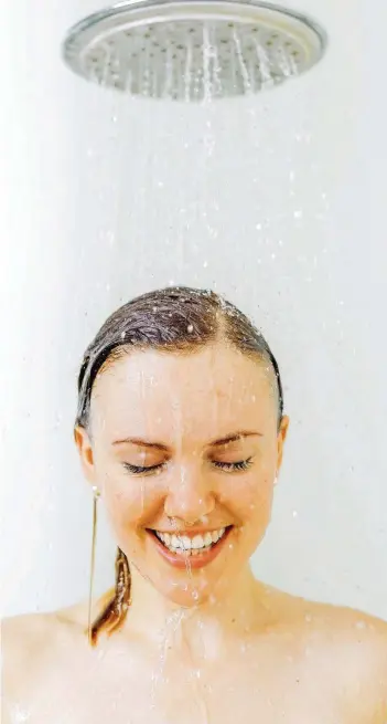  ?? FOTO: MONIQUE WÜSTENHAGE­N/DPA ?? Üblicherwe­ise werden für die Haarpflege Shampoo sowie eine Pflegespül­ung oder -kur verwendet. Manche Menschen lassen aber einfach alles weg. „No-Poo“heißt dieser Trend.