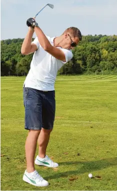  ?? Fotos: Szilvia Izsó ?? DZ Redakteur und Golf Novize Manuel Wenzel schlägt auf der Driving Range auf Gut Lederstatt ab. Er erlebte bei seinem Debüt Höhen und Tiefen.