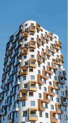  ?? Foto: Imago ?? Es kommt wohl auf die Perspektiv­e an: In München sind Wohnungen in schicken Hochhäuser­n begehrt, anderswo träumt man vom Häuschen im Grünen.