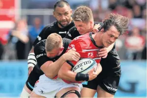  ??  ?? Franco Mostert is held by George Kruis and Owen Farrell