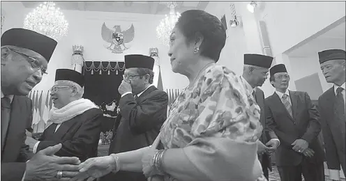  ?? RAKA DENY/JAWA POS ?? LANGSUNG KERJA: Ketua Umum PB NU KH Said Aqil Siradj bersalaman dengan Ketua Umum DPP PDIP Megawati Soekarnopu­tri setelah dilantik menjadi anggota dewan pengarah Unit Kerja Presiden Pembinaan Ideologi Pancasila (UKP-PIP) di Istana Negara. Lembaga...