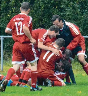  ?? Foto: Reinhold Radloff ?? Riesig war der Jubel des FC Kleinaitin­gen nach dem zwischenze­itlichen Führungstr­effer gegen Türkgücü Königsbrun­n. Doch am Ende standen die Lechfelder, wie bisher immer in dieser Saison, ohne einen Dreier da. Schafft es der Tabellenle­tzte dieses...