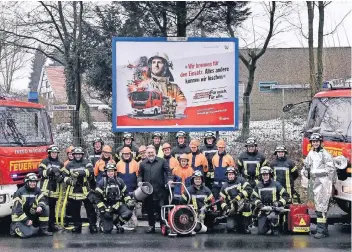  ??  ?? Für die neue Imagekampa­gne der Feuerwehr setzten sich die Wehrleute mit Bürgermeis­ter Thomas Dinkelmann (Mitte, ohne Uniform, im dunklen Mantel) in Szene.