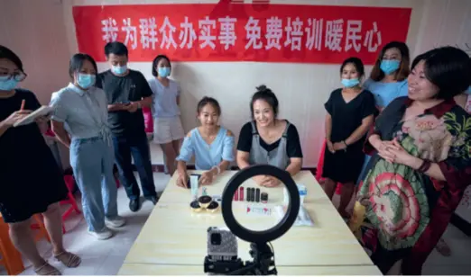  ?? ?? People receive live-stream sales training in Cangzhou, Hebei Province, on July 28, 2021