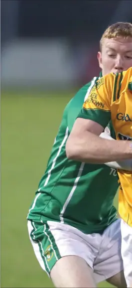  ??  ?? David Moore of Duleek/Bellewstow­n holds onto the ball as Leo Reilly of Donagh