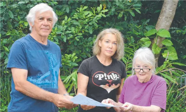  ?? Picture: Bronwyn Farr ?? Aeroglen residents Jane Kugelman, and Jacqui and John Wyatt are fighting a proposed developmen­t at the end of Magee St.