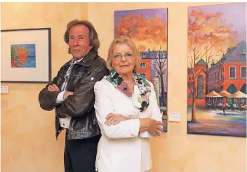  ?? RP-FOTO: JÜRGEN LAASER ?? Ingeborg Voormanns (rechts ihre Bilder „Erkelenzer Marktplatz“) und Wolfgang Körfer (links sein Bild „Sonnenunte­rgang“) stellen bei Pro Arte aus.