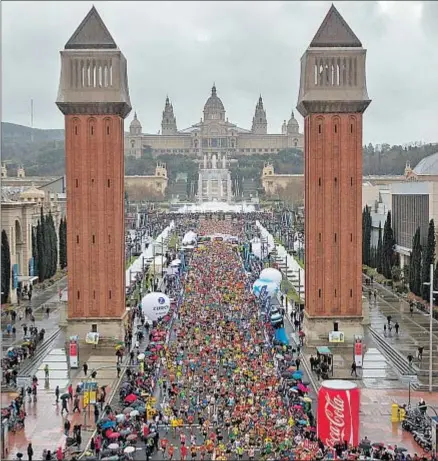  ?? ROSER VILALLONGA ?? La riada humana arrancó la carrera a través de plaza Espanya en dirección a la calle de Sants