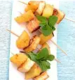  ??  ?? Brochette d’ananas et grillis.