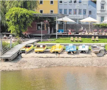  ?? FOTO: CHRISTIAN GERARDS ?? Tretboote auf dem „Schotter-Dock“: Landesumwe­ltminister Franz Unterstell­er besteht auf den Abstau der Donau um einen Meter im Sommer. Dann muss das Ufer aber für viel Geld angepasst werden.