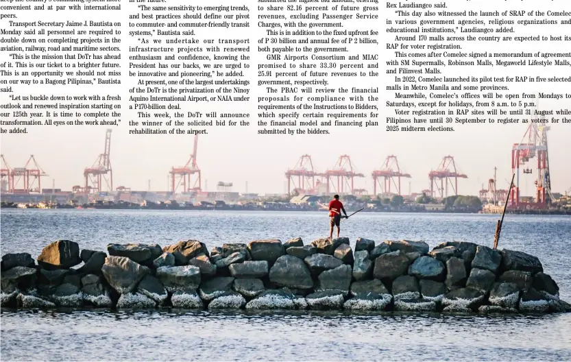  ?? PHOTOGRAPH BY YUMMIE DINGDING FOR THE DAILY TRIBUNE @tribunephl_yumi ?? TAKING advantage of the fair weather, a man tries to catch fish along Manila Bay on Sunday, 11 February to have something for the dinner table.