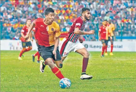  ?? AFP ?? ■ The Kolkata derby still attracts the biggest crowd in India. In picture, East Bengal’s Willis Deon Plaza (left) during the 2017 I-League derby in Siliguri.