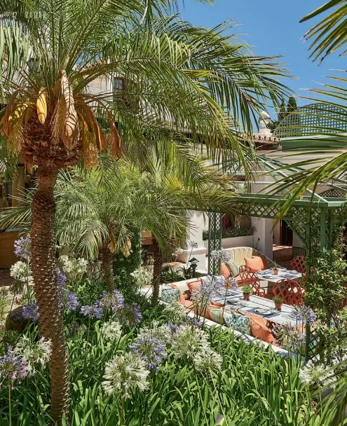  ??  ?? Una de las terrazas de El Patio, el nuevo restaurant­e del Hotel Marbella Club. Para el interioris­mo, Marie-Caroline Willms se ha inspirado en la California de los años 50.