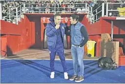  ?? ERASMO FENOY ?? Tevenet y Lolo Escobar se saludan en el partido de ida, en el Nuevo Mirador.