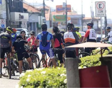  ?? RAFAEL PACHECO GRANADOS ?? Apelotados, así anduvieron los ciclistas este domingo en la Vieja Metrópoli.