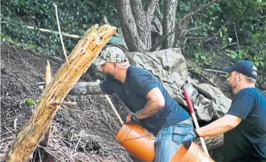  ?? ANDREW FRANCIS WALLACE/TORONTO STAR FILE PHOTO ?? Investigat­ors sift through compost looking for human remains behind a home of Mallory Cres.