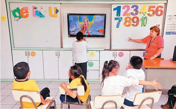  ??  ?? Dinámicas. Las clases para los niños con condicione­s especiales se tratan de hacer claras y dinámicas para crear un ambiente agradable en el menor.