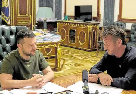  ?? ?? Sean Penn (right) with Ukrainian President Volodymyr Zelenskyy