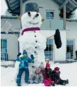  ??  ?? Das ist einer der größten Schneemänn­er im Wettbewerb: Er bekam 75 Stimmen und wurde von Anton, Luisa, Johanna, Marie und Marlene gebaut.