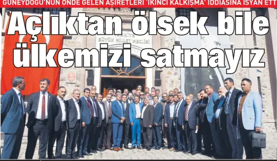  ??  ?? Emekli albayın İngilizler­in Kürt aşiretleri­ne para vererek ikinci kalkışmaya teşvik ettiği iddiasına tepki yağdı. 50 aşiret temsilcisi Ankara’da eski Meclis önünde toplanıp açıklama yaptı: Mesnetsiz ve ahlaksız bir iddiadır