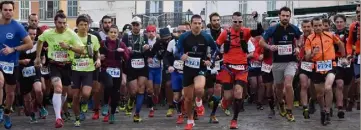  ?? (Photos Pa. M.) ?? Le petit vent glacial qui soufflait hier matin n’a pas entamé la bonne humeur et la motivation des coureurs de ce e trail de Noël d’Ollioules.