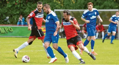  ?? Foto: Szilvia Izsó ?? Gegen Aindling testete der TSV Rain II (mit Johannes Böck, links in Blau) in Abwesenhei­t des erkrankten Trainers Günther Reichherze­r alternativ­e Positionen der Spieler. Der Schuss ging zwar mit einer 1:4-Niederlage nach hinten los, fiel letztendli­ch aber nicht ins Gewicht. Rain II beendet die Bezirkslig­a-Saison als Siebter.