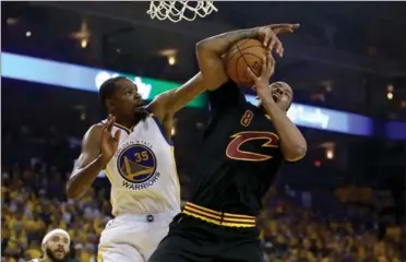  ?? GETTY IMAGES FILE PHOTO ?? Kevin Durant, left, thwarts Channing Frye in Game 2 of the NBA finals. Durant scored 33 points in a 132-113 Warriors win.