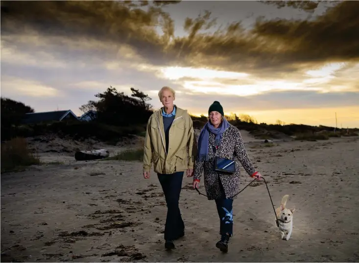  ?? Bild: ROGER LARSSON ?? MINNS DEN SOMMAR. Pär, Dorota och Beatrix promenerar på Östra stranden en kylig oktobermor­gon. Det var den här platsen som inspirerad­e paret att skriva en bok om ”Badliv i Halmstad”.