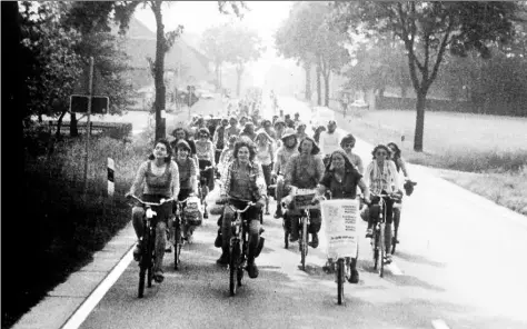  ?? BILD: ARCHIV WERKSTATTF­ILM ?? Ganz im Geiste der 68er-Bewegung: Fahrraddem­o von Oldenburge­r Studenten, die 1976 bis nach Hannover fuhren, um sich für die neue Uni Oldenburg einzusetze­n.