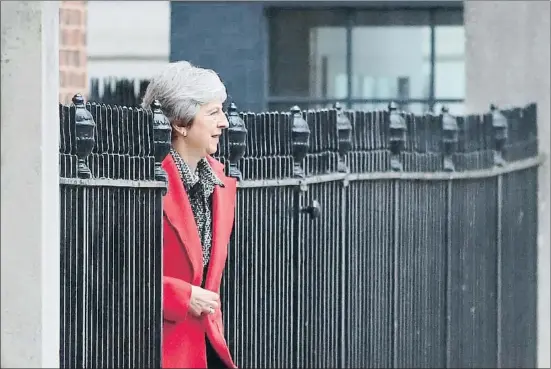  ?? DANIEL LEAL-OLIVAS / AFP ?? Theresa May saliendo ayer de su residencia oficial en el número 10 de Downing Street
