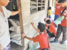  ??  ?? BIAR CANTIK: Aktiviti mengecat rumah turut mengisi Program Khidmat Masyarakat di Rumah Panjang Adong Nanang.