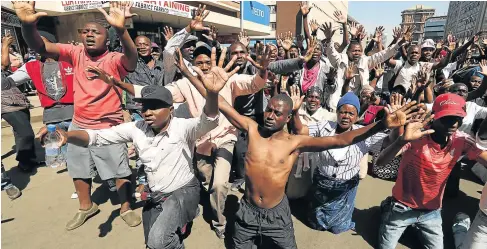  ?? Picture: REUTERS ?? DEMANDING JUSTICE: Supporters of the Nelson Chamisa-led MDC Alliance demonstrat­e outside the party's headquarte­rs as they await results of general elections in Harare, Zimbabwe.