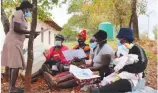  ?? ?? Village Health Worker facilitaƟn­g a discussion with members of the Baby Class under the FLS Program in Mutasa District