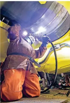  ?? FOTO: NORD STREAM 2/DPA ?? Fertig: Ein Spezialist auf dem Verlegesch­iff Fortuna verschweiß­t Anfang September das letzte Rohr der Ostsee-Pipeline Nord Stream 2.